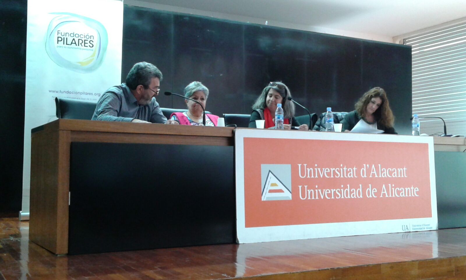 Innovaciones en Atención en Domicilios y Comunidad a Personas con Discapacidad y Personas Adultas Mayores 171128 jornada aicp alicante foto 04 mesa