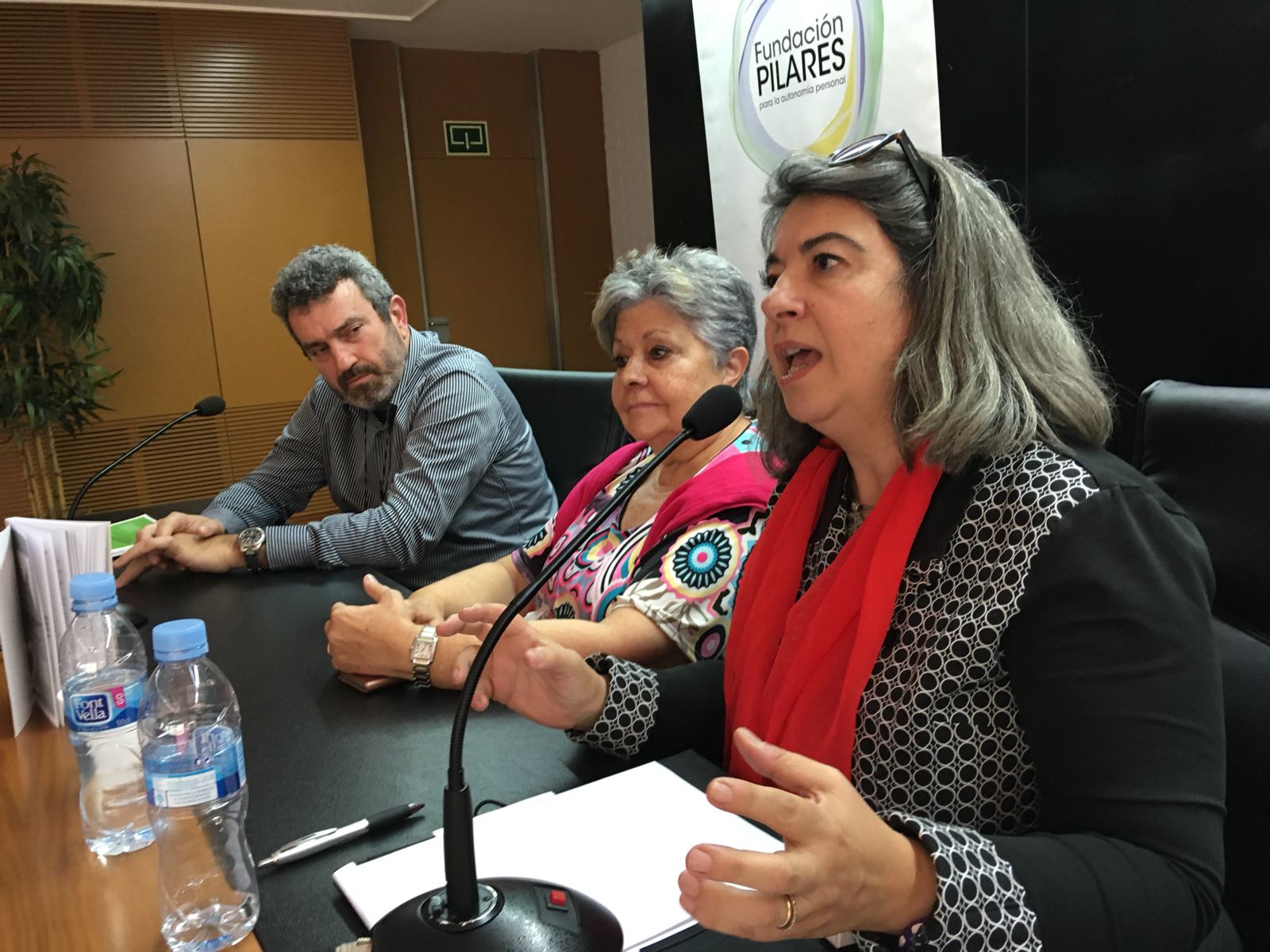 Innovaciones en Atención en Domicilios y Comunidad a Personas con Discapacidad y Personas Adultas Mayores 171128 jornada aicp alicante foto 08 mesa clarisa