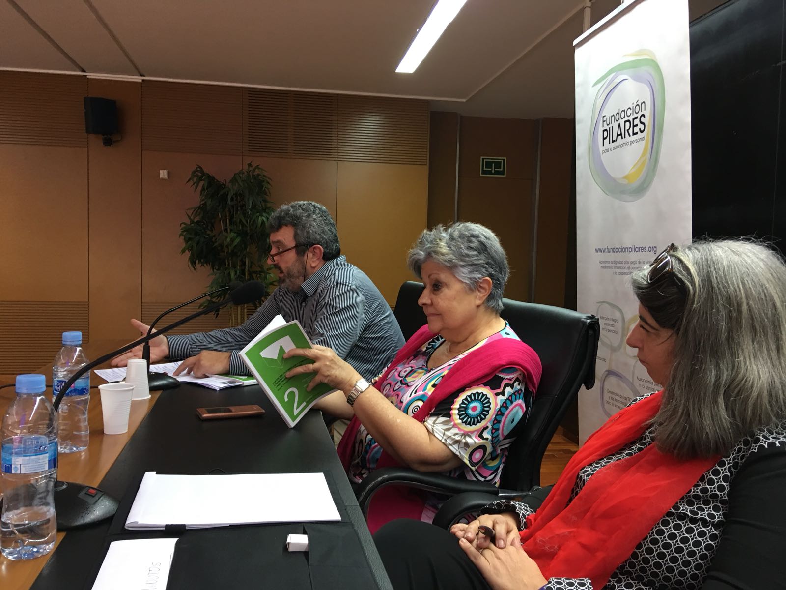 Innovaciones en Atención en Domicilios y Comunidad a Personas con Discapacidad y Personas Adultas Mayores 171128 jornada aicp alicante foto 09 mesa pilar