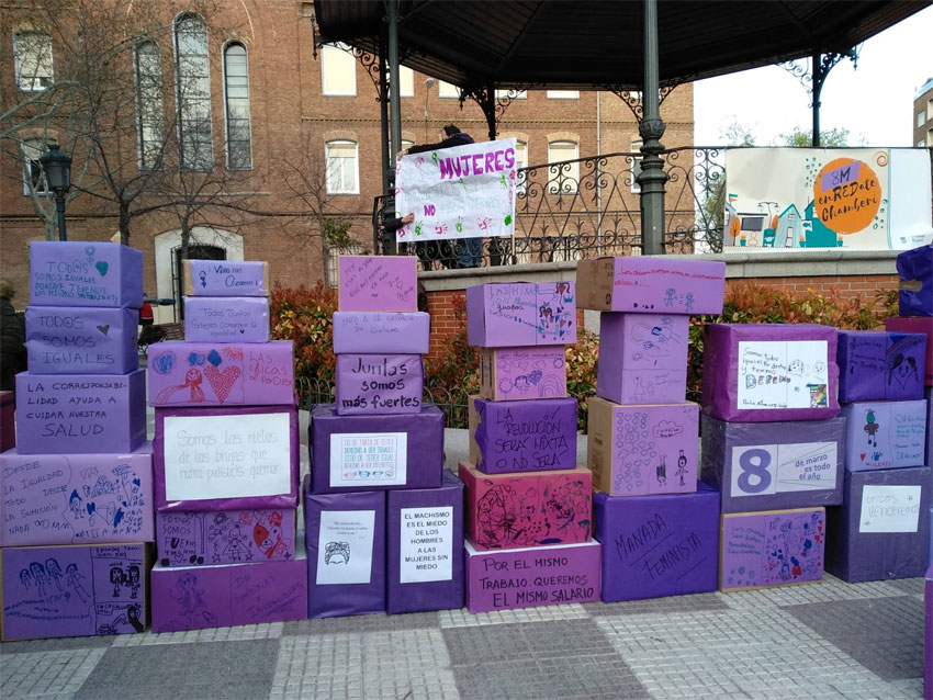 Fundación Pilares 'Constuyendo por la igualdad' con EnREDate Chamberí Muro de cajas moradas