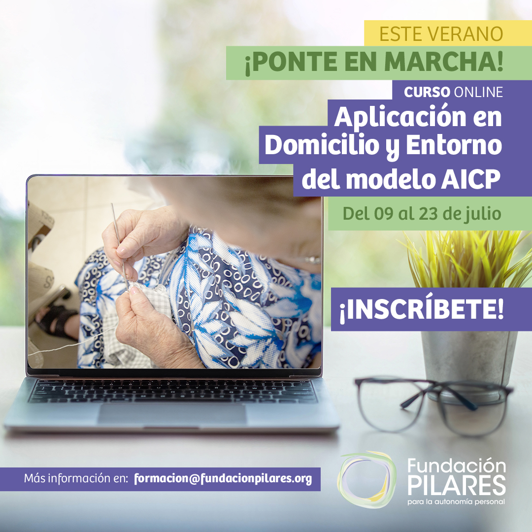Formación Cartel curso online Aplicación en Domicilio y Entorno del modelo AICP, con portátil y gafas sobre mesa